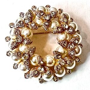Elegant Gold and Pearl Crystal Brooch